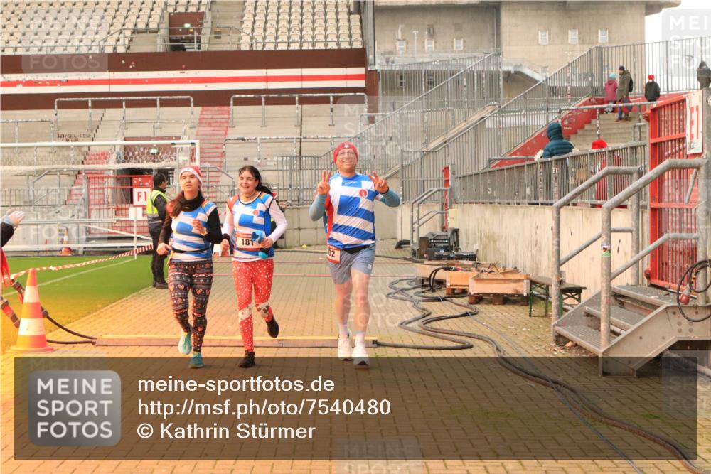 08.12.2024 - St. Pauli X-Mass-Run No. 14 Kathrin Stürmer Photography http://msf.ph/oto/7540480 08.12.2024 10:57:21 Ziel  meine-sportfotos.de