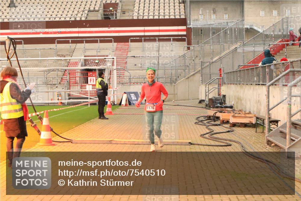 08.12.2024 - St. Pauli X-Mass-Run No. 14 Kathrin Stürmer Photography http://msf.ph/oto/7540510 08.12.2024 10:57:51 Ziel  meine-sportfotos.de