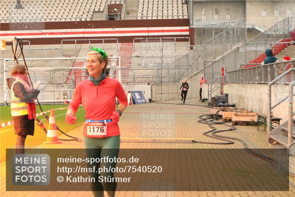 08.12.2024 - St. Pauli X-Mass-Run No. 14 Kathrin Stürmer Photography http://msf.ph/oto/7540520 08.12.2024 10:57:53 Ziel  meine-sportfotos.de