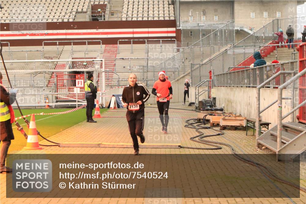 08.12.2024 - St. Pauli X-Mass-Run No. 14 Kathrin Stürmer Photography http://msf.ph/oto/7540524 08.12.2024 10:57:59 Ziel  meine-sportfotos.de