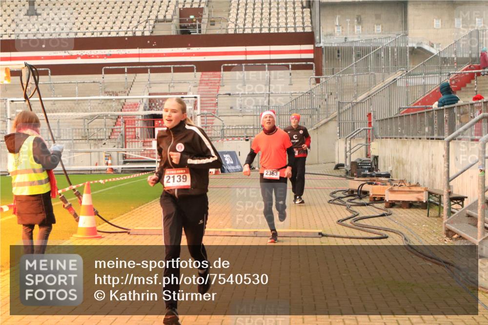 08.12.2024 - St. Pauli X-Mass-Run No. 14 Kathrin Stürmer Photography http://msf.ph/oto/7540530 08.12.2024 10:58:01 Ziel  meine-sportfotos.de