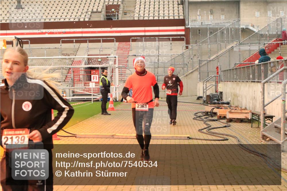 08.12.2024 - St. Pauli X-Mass-Run No. 14 Kathrin Stürmer Photography http://msf.ph/oto/7540534 08.12.2024 10:58:01 Ziel  meine-sportfotos.de