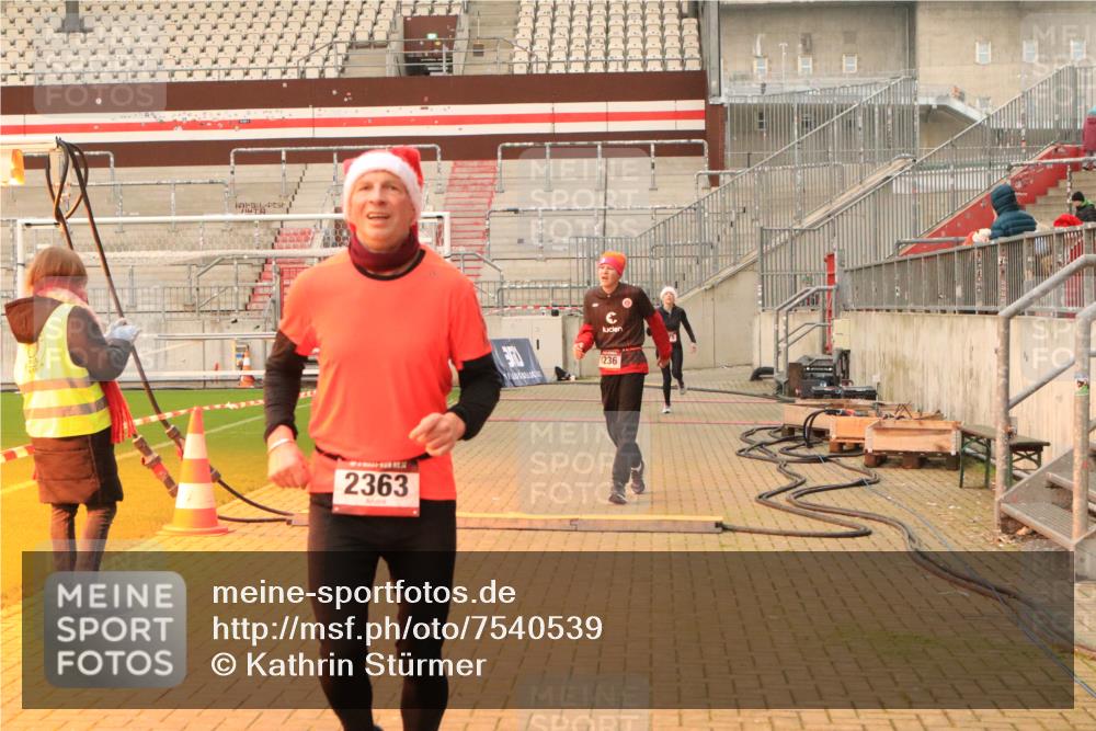 08.12.2024 - St. Pauli X-Mass-Run No. 14 Kathrin Stürmer Photography http://msf.ph/oto/7540539 08.12.2024 10:58:02 Ziel  meine-sportfotos.de