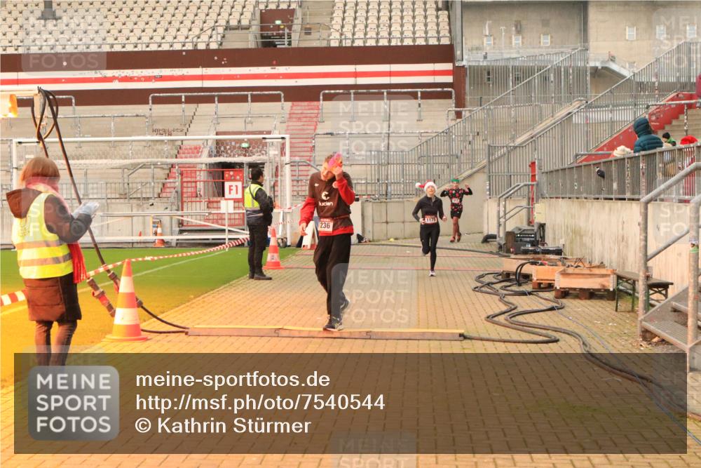 08.12.2024 - St. Pauli X-Mass-Run No. 14 Kathrin Stürmer Photography http://msf.ph/oto/7540544 08.12.2024 10:58:03 Ziel  meine-sportfotos.de