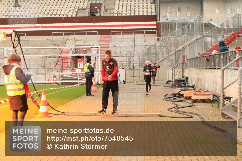 08.12.2024 - St. Pauli X-Mass-Run No. 14 Kathrin Stürmer Photography http://msf.ph/oto/7540545 08.12.2024 10:58:04 Ziel  meine-sportfotos.de