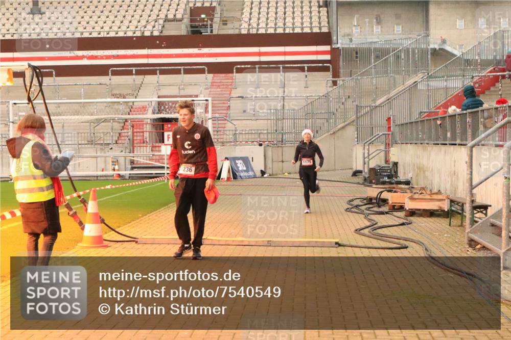 08.12.2024 - St. Pauli X-Mass-Run No. 14 Kathrin Stürmer Photography http://msf.ph/oto/7540549 08.12.2024 10:58:04 Ziel  meine-sportfotos.de