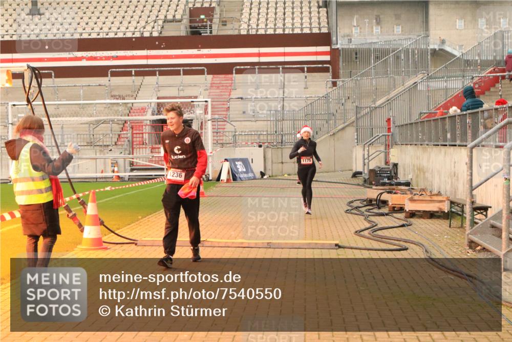 08.12.2024 - St. Pauli X-Mass-Run No. 14 Kathrin Stürmer Photography http://msf.ph/oto/7540550 08.12.2024 10:58:05 Ziel  meine-sportfotos.de
