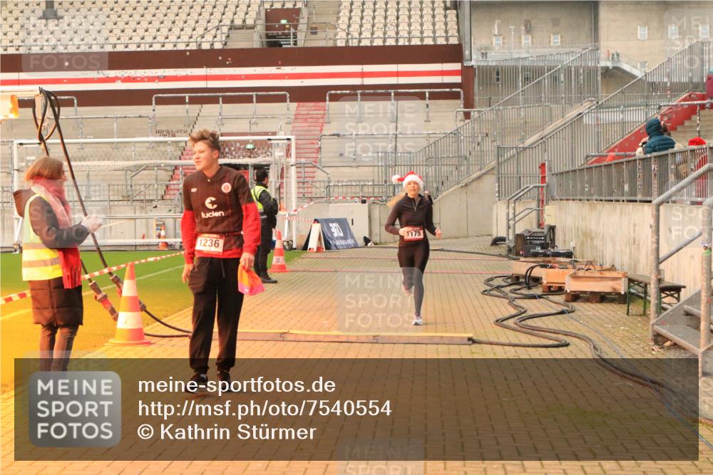 08.12.2024 - St. Pauli X-Mass-Run No. 14 Kathrin Stürmer Photography http://msf.ph/oto/7540554 08.12.2024 10:58:05 Ziel  meine-sportfotos.de