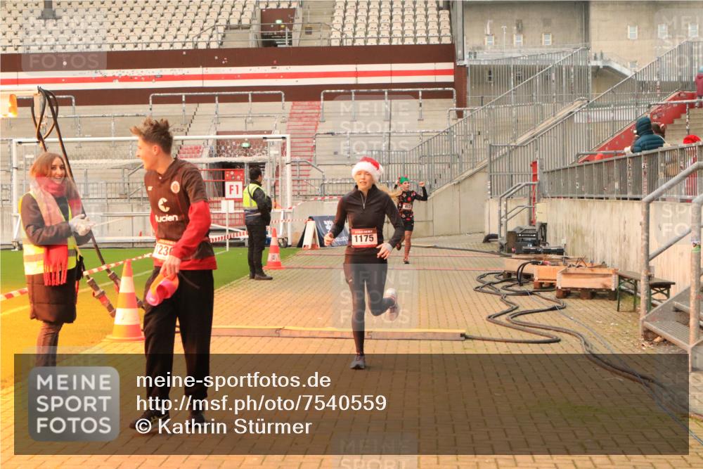08.12.2024 - St. Pauli X-Mass-Run No. 14 Kathrin Stürmer Photography http://msf.ph/oto/7540559 08.12.2024 10:58:06 Ziel  meine-sportfotos.de