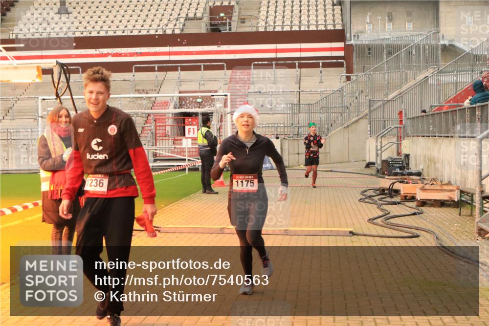 08.12.2024 - St. Pauli X-Mass-Run No. 14 Kathrin Stürmer Photography http://msf.ph/oto/7540563 08.12.2024 10:58:07 Ziel  meine-sportfotos.de