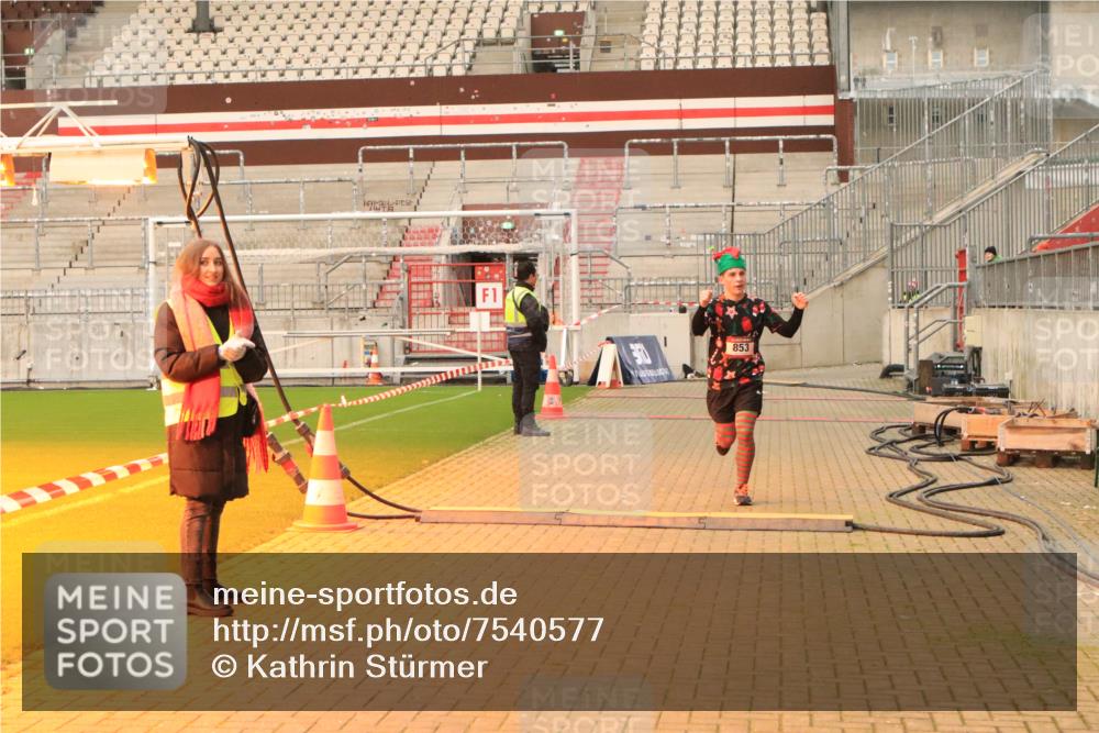 08.12.2024 - St. Pauli X-Mass-Run No. 14 Kathrin Stürmer Photography http://msf.ph/oto/7540577 08.12.2024 10:58:10 Ziel  meine-sportfotos.de