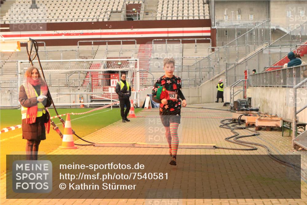 08.12.2024 - St. Pauli X-Mass-Run No. 14 Kathrin Stürmer Photography http://msf.ph/oto/7540581 08.12.2024 10:58:11 Ziel  meine-sportfotos.de