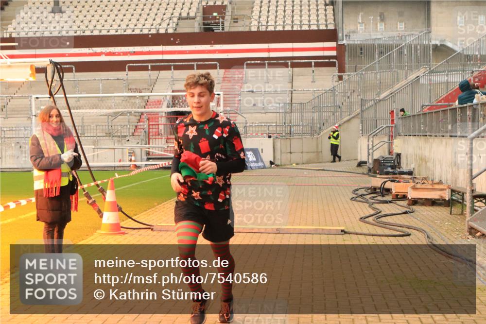 08.12.2024 - St. Pauli X-Mass-Run No. 14 Kathrin Stürmer Photography http://msf.ph/oto/7540586 08.12.2024 10:58:12 Ziel  meine-sportfotos.de