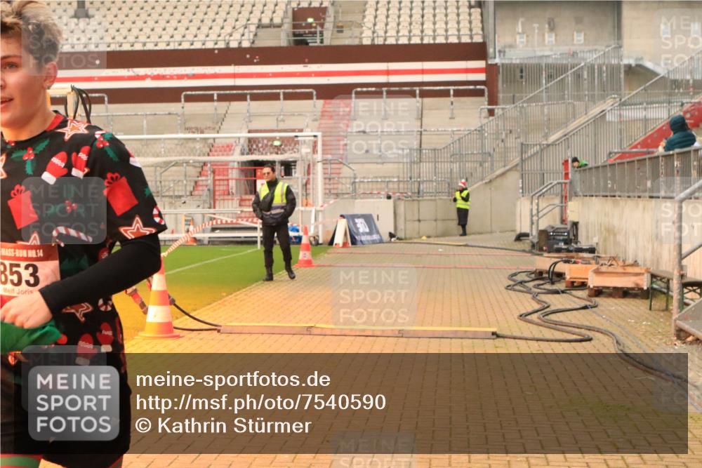 08.12.2024 - St. Pauli X-Mass-Run No. 14 Kathrin Stürmer Photography http://msf.ph/oto/7540590 08.12.2024 10:58:13 Ziel  meine-sportfotos.de