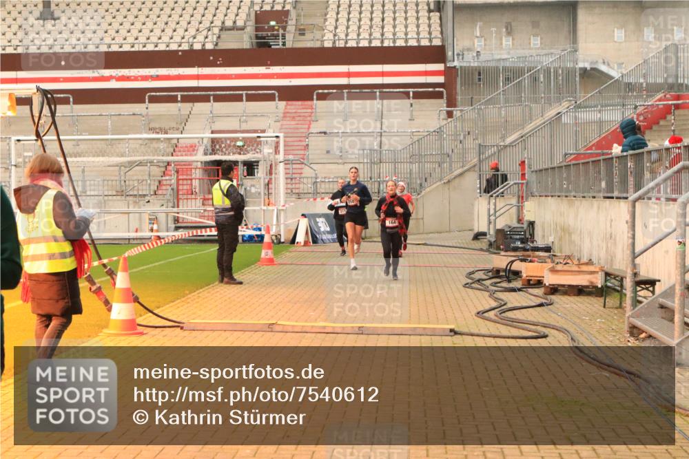 08.12.2024 - St. Pauli X-Mass-Run No. 14 Kathrin Stürmer Photography http://msf.ph/oto/7540612 08.12.2024 10:58:43 Ziel  meine-sportfotos.de