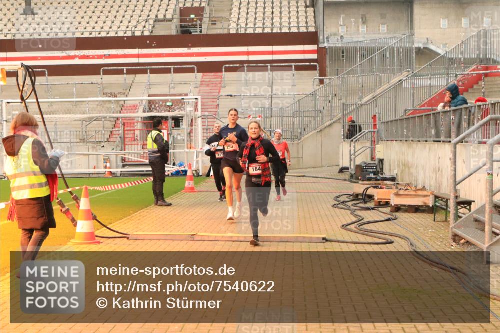 08.12.2024 - St. Pauli X-Mass-Run No. 14 Kathrin Stürmer Photography http://msf.ph/oto/7540622 08.12.2024 10:58:45 Ziel  meine-sportfotos.de