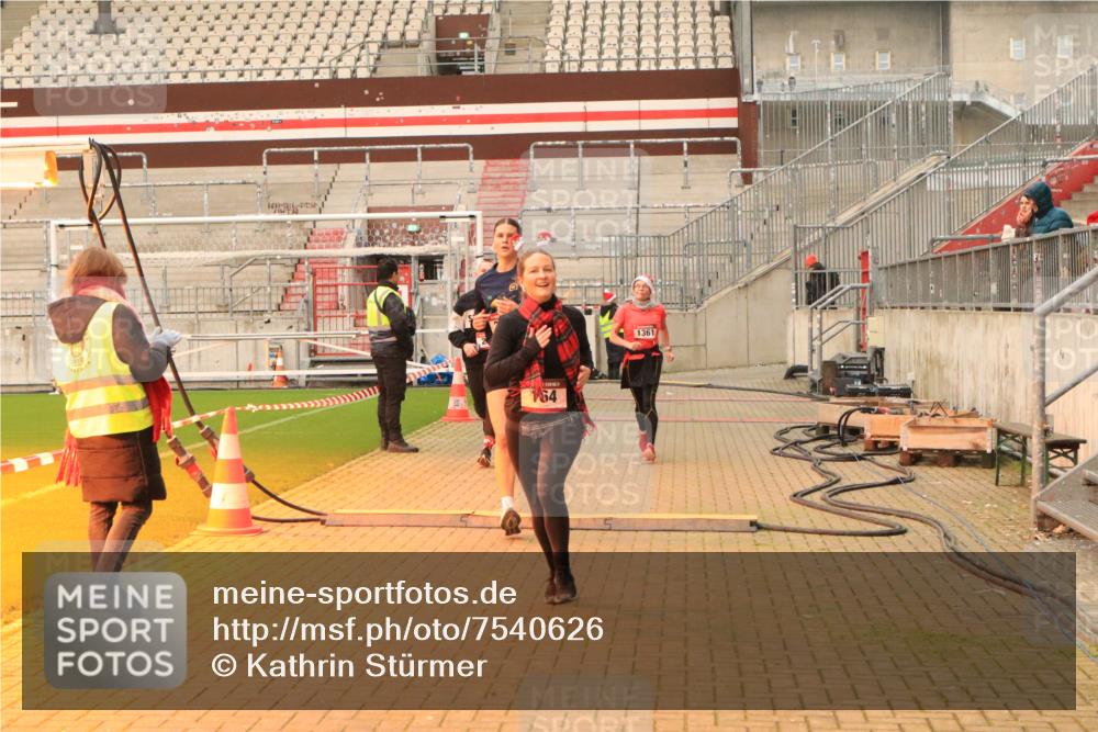 08.12.2024 - St. Pauli X-Mass-Run No. 14 Kathrin Stürmer Photography http://msf.ph/oto/7540626 08.12.2024 10:58:46 Ziel  meine-sportfotos.de