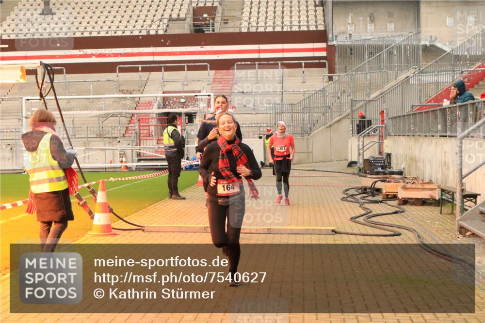 08.12.2024 - St. Pauli X-Mass-Run No. 14 Kathrin Stürmer Photography http://msf.ph/oto/7540627 08.12.2024 10:58:47 Ziel  meine-sportfotos.de