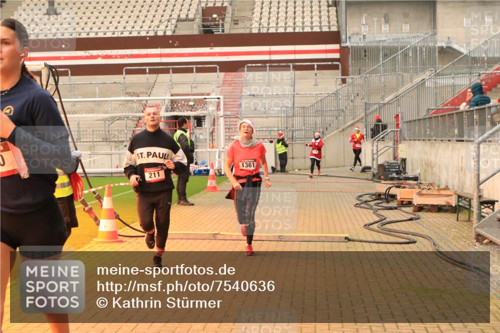 08.12.2024 - St. Pauli X-Mass-Run No. 14 Kathrin Stürmer Photography http://msf.ph/oto/7540636 08.12.2024 10:58:48 Ziel  meine-sportfotos.de