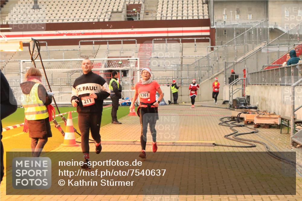 08.12.2024 - St. Pauli X-Mass-Run No. 14 Kathrin Stürmer Photography http://msf.ph/oto/7540637 08.12.2024 10:58:49 Ziel  meine-sportfotos.de
