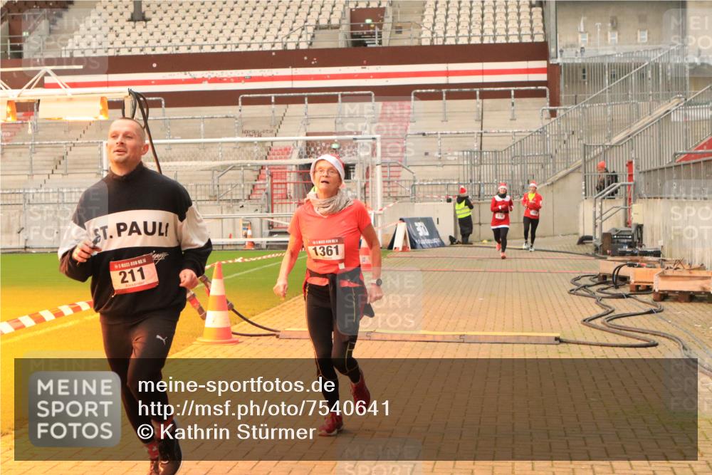 08.12.2024 - St. Pauli X-Mass-Run No. 14 Kathrin Stürmer Photography http://msf.ph/oto/7540641 08.12.2024 10:58:49 Ziel  meine-sportfotos.de