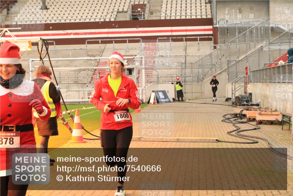 08.12.2024 - St. Pauli X-Mass-Run No. 14 Kathrin Stürmer Photography http://msf.ph/oto/7540666 08.12.2024 10:58:57 Ziel  meine-sportfotos.de