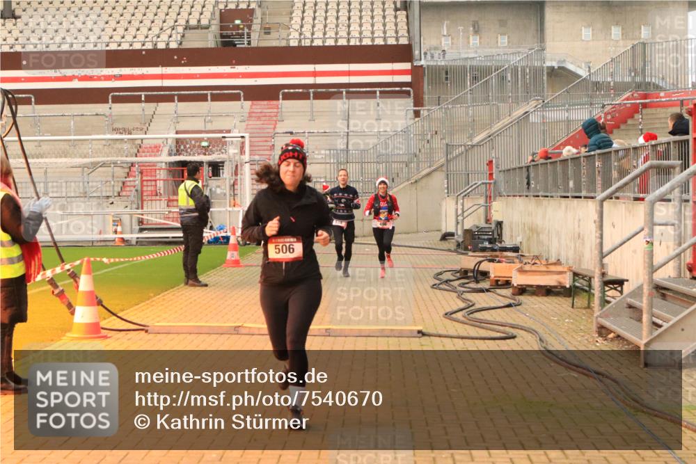 08.12.2024 - St. Pauli X-Mass-Run No. 14 Kathrin Stürmer Photography http://msf.ph/oto/7540670 08.12.2024 10:59:06 Ziel  meine-sportfotos.de