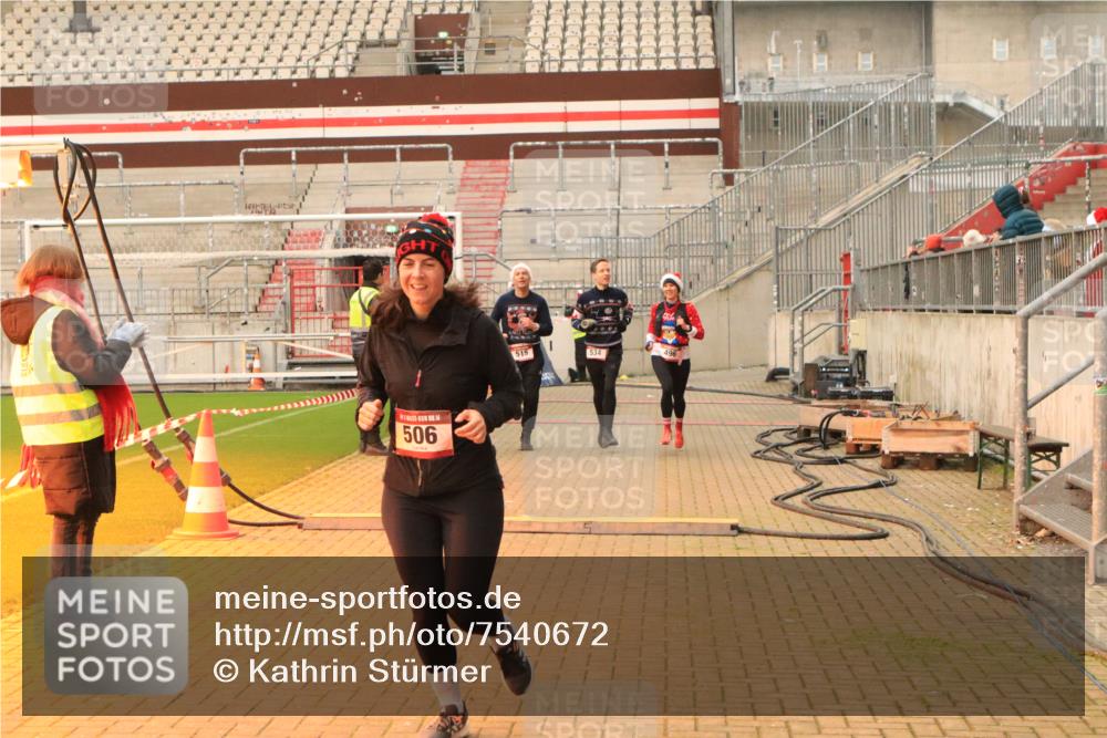 08.12.2024 - St. Pauli X-Mass-Run No. 14 Kathrin Stürmer Photography http://msf.ph/oto/7540672 08.12.2024 10:59:06 Ziel  meine-sportfotos.de