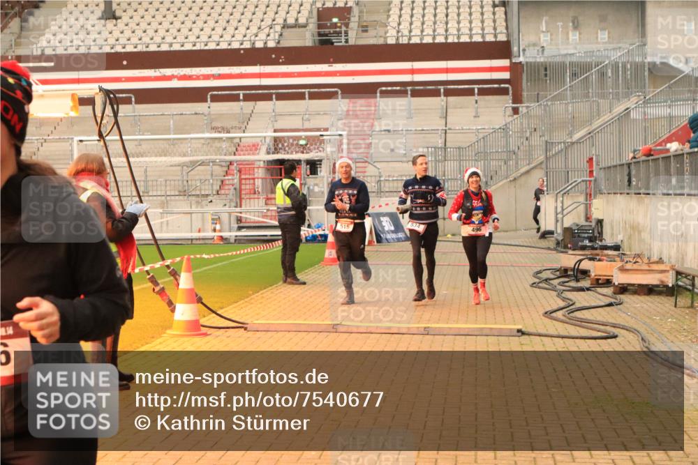 08.12.2024 - St. Pauli X-Mass-Run No. 14 Kathrin Stürmer Photography http://msf.ph/oto/7540677 08.12.2024 10:59:07 Ziel  meine-sportfotos.de