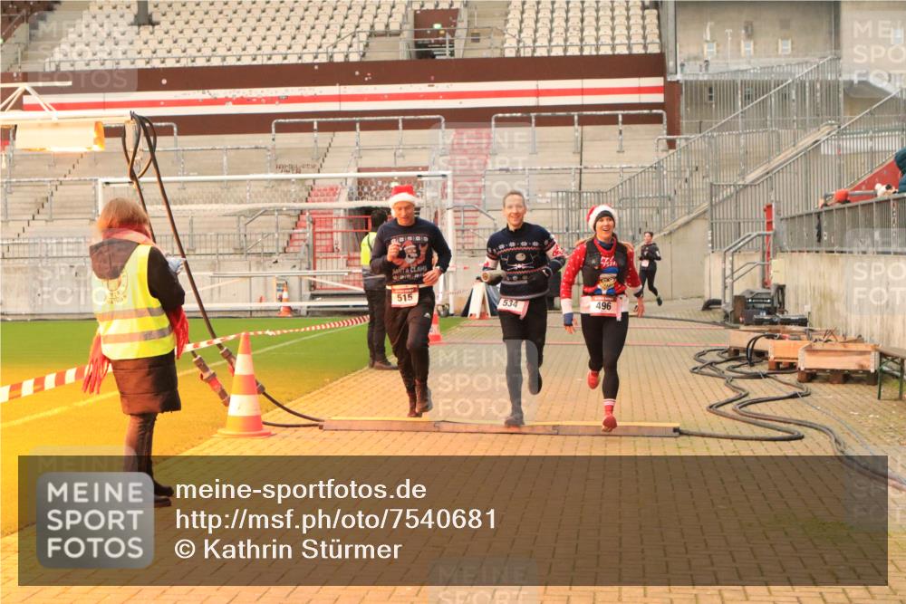 08.12.2024 - St. Pauli X-Mass-Run No. 14 Kathrin Stürmer Photography http://msf.ph/oto/7540681 08.12.2024 10:59:08 Ziel  meine-sportfotos.de