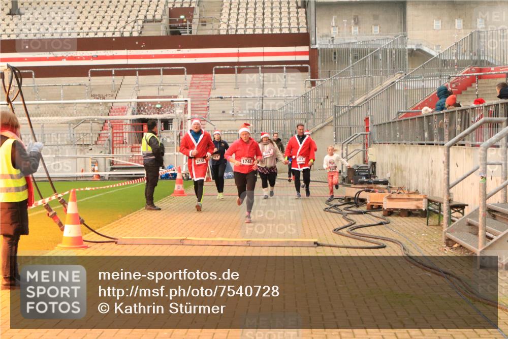 08.12.2024 - St. Pauli X-Mass-Run No. 14 Kathrin Stürmer Photography http://msf.ph/oto/7540728 08.12.2024 10:59:27 Ziel  meine-sportfotos.de