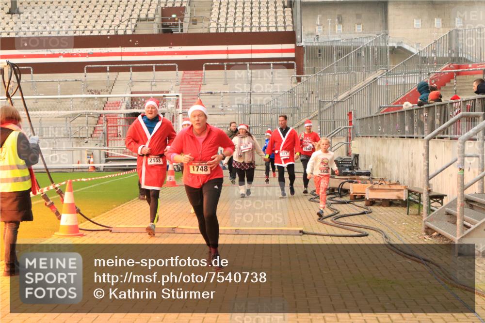 08.12.2024 - St. Pauli X-Mass-Run No. 14 Kathrin Stürmer Photography http://msf.ph/oto/7540738 08.12.2024 10:59:29 Ziel  meine-sportfotos.de