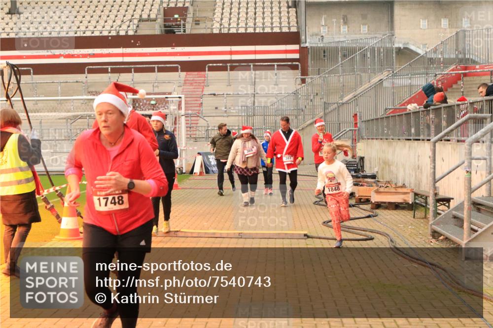 08.12.2024 - St. Pauli X-Mass-Run No. 14 Kathrin Stürmer Photography http://msf.ph/oto/7540743 08.12.2024 10:59:30 Ziel  meine-sportfotos.de