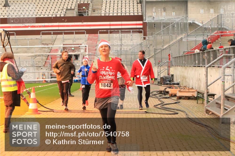 08.12.2024 - St. Pauli X-Mass-Run No. 14 Kathrin Stürmer Photography http://msf.ph/oto/7540758 08.12.2024 10:59:33 Ziel  meine-sportfotos.de