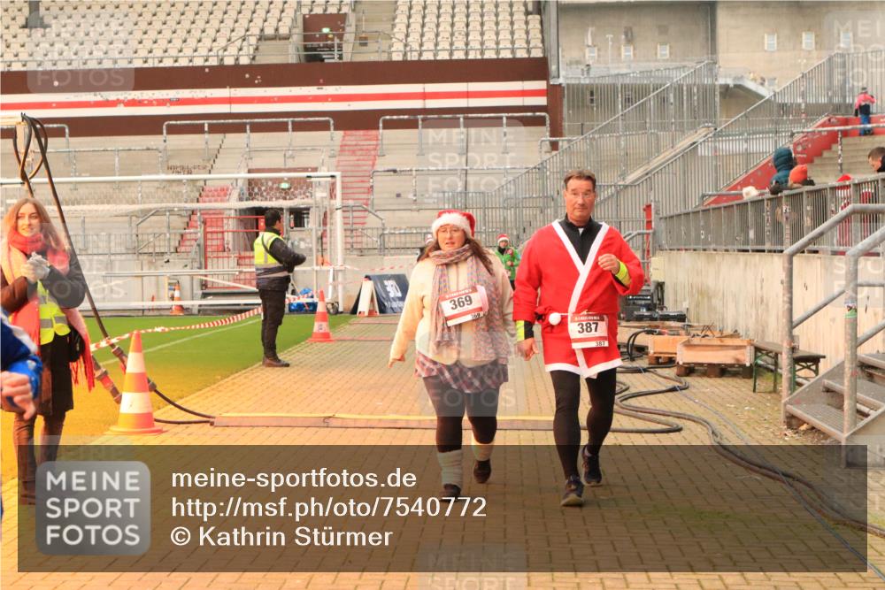 08.12.2024 - St. Pauli X-Mass-Run No. 14 Kathrin Stürmer Photography http://msf.ph/oto/7540772 08.12.2024 10:59:36 Ziel  meine-sportfotos.de