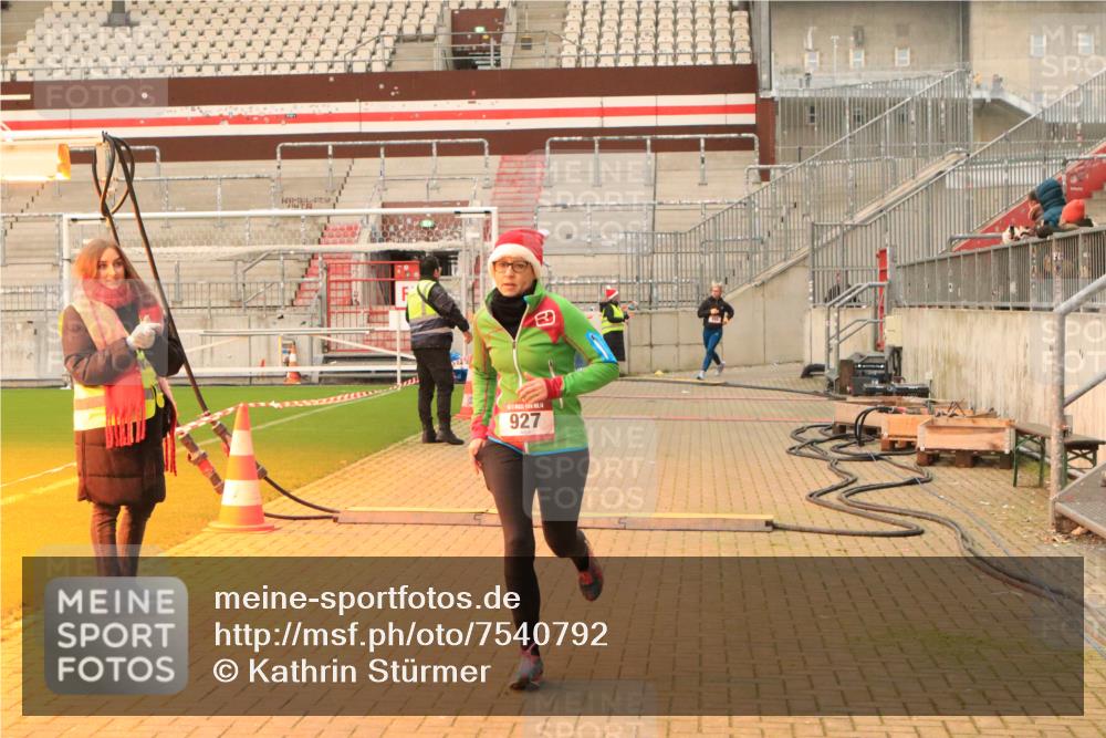 08.12.2024 - St. Pauli X-Mass-Run No. 14 Kathrin Stürmer Photography http://msf.ph/oto/7540792 08.12.2024 10:59:43 Ziel  meine-sportfotos.de