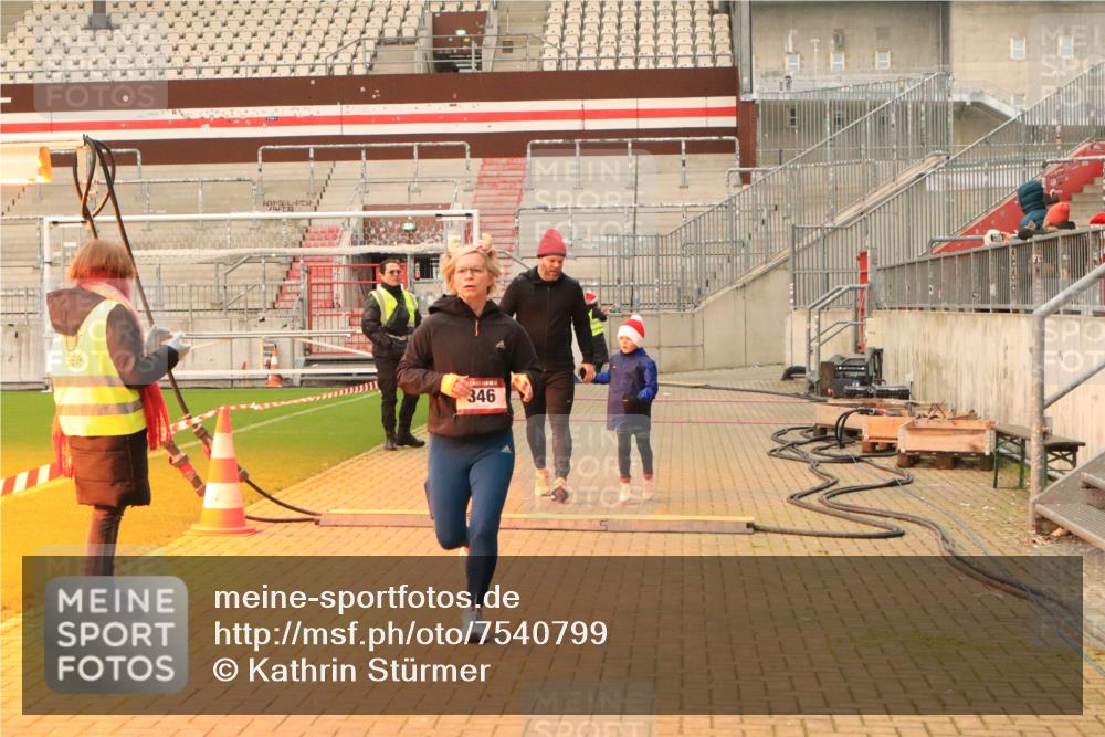 08.12.2024 - St. Pauli X-Mass-Run No. 14 Kathrin Stürmer Photography http://msf.ph/oto/7540799 08.12.2024 10:59:51 Ziel  meine-sportfotos.de