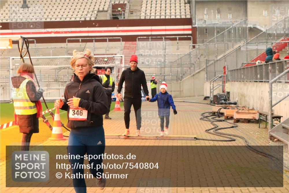 08.12.2024 - St. Pauli X-Mass-Run No. 14 Kathrin Stürmer Photography http://msf.ph/oto/7540804 08.12.2024 10:59:52 Ziel  meine-sportfotos.de