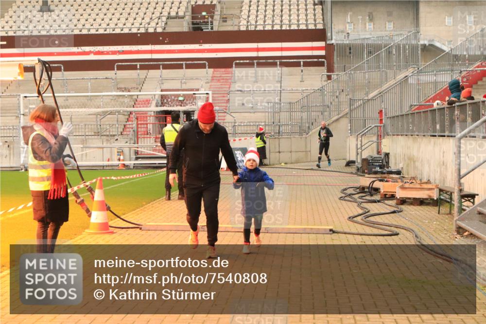 08.12.2024 - St. Pauli X-Mass-Run No. 14 Kathrin Stürmer Photography http://msf.ph/oto/7540808 08.12.2024 10:59:54 Ziel  meine-sportfotos.de