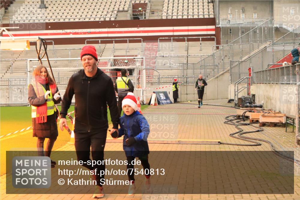 08.12.2024 - St. Pauli X-Mass-Run No. 14 Kathrin Stürmer Photography http://msf.ph/oto/7540813 08.12.2024 10:59:55 Ziel  meine-sportfotos.de