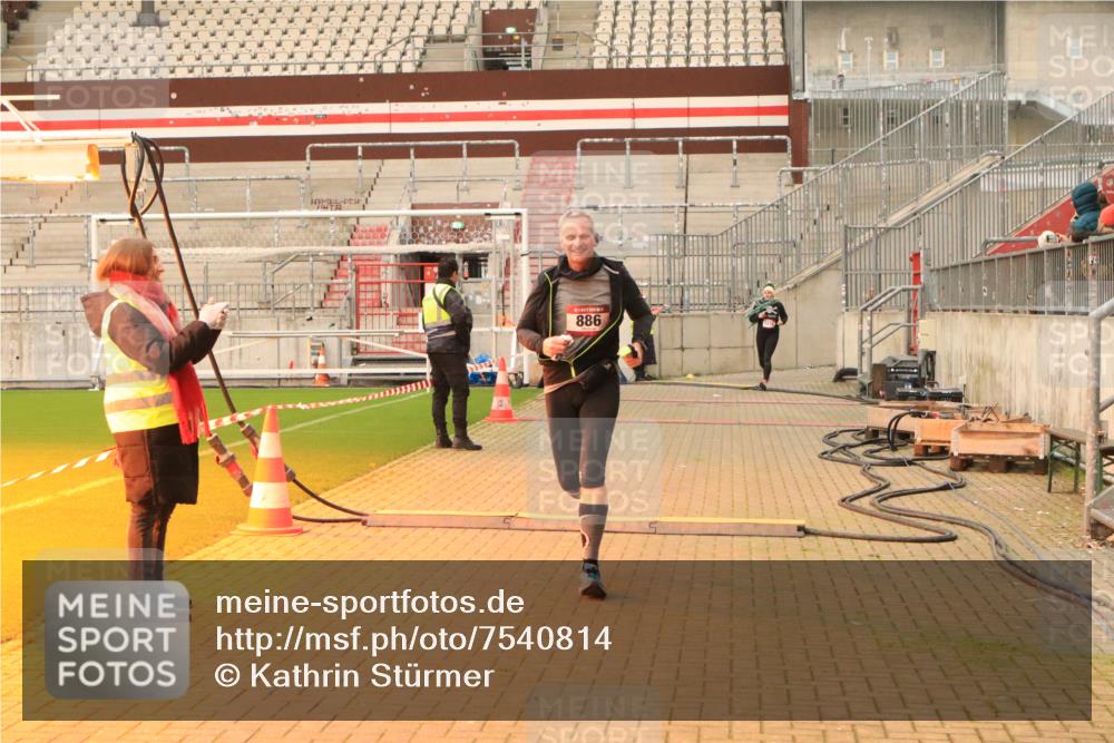 08.12.2024 - St. Pauli X-Mass-Run No. 14 Kathrin Stürmer Photography http://msf.ph/oto/7540814 08.12.2024 11:00:01 Ziel  meine-sportfotos.de