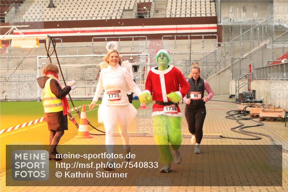 08.12.2024 - St. Pauli X-Mass-Run No. 14 Kathrin Stürmer Photography http://msf.ph/oto/7540833 08.12.2024 11:00:12 Ziel  meine-sportfotos.de
