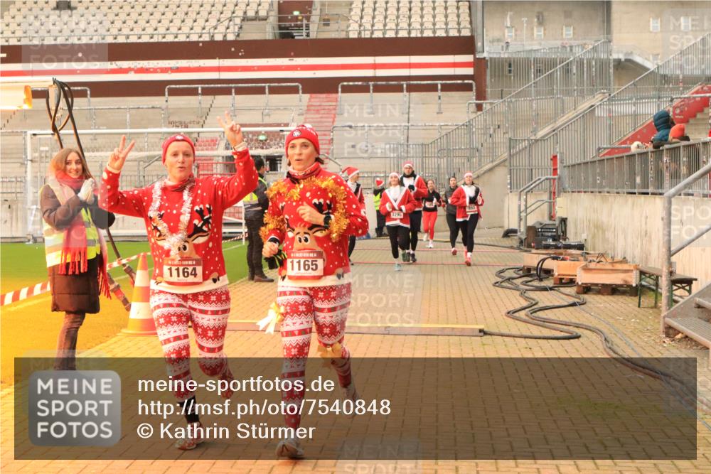08.12.2024 - St. Pauli X-Mass-Run No. 14 Kathrin Stürmer Photography http://msf.ph/oto/7540848 08.12.2024 11:00:19 Ziel  meine-sportfotos.de