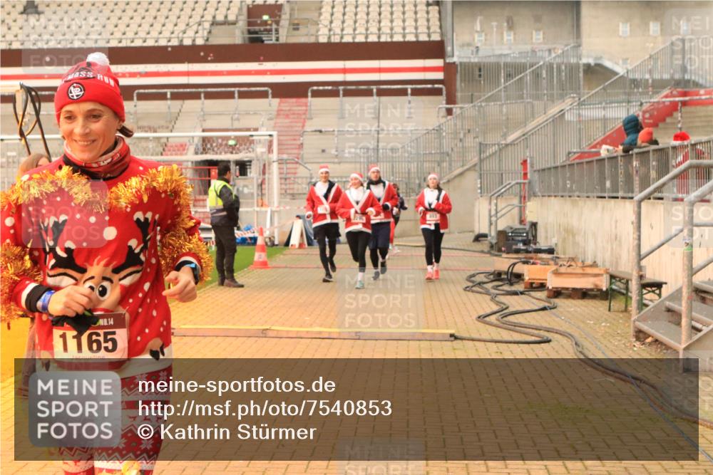 08.12.2024 - St. Pauli X-Mass-Run No. 14 Kathrin Stürmer Photography http://msf.ph/oto/7540853 08.12.2024 11:00:20 Ziel  meine-sportfotos.de