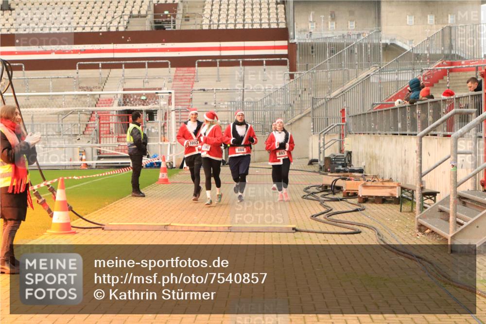 08.12.2024 - St. Pauli X-Mass-Run No. 14 Kathrin Stürmer Photography http://msf.ph/oto/7540857 08.12.2024 11:00:21 Ziel  meine-sportfotos.de