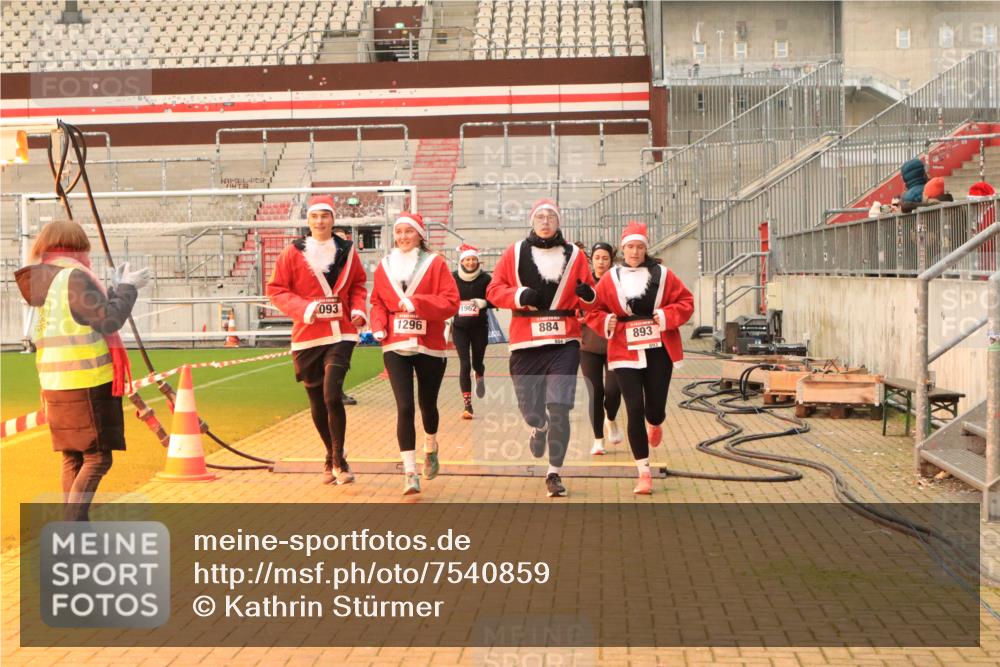 08.12.2024 - St. Pauli X-Mass-Run No. 14 Kathrin Stürmer Photography http://msf.ph/oto/7540859 08.12.2024 11:00:24 Ziel  meine-sportfotos.de