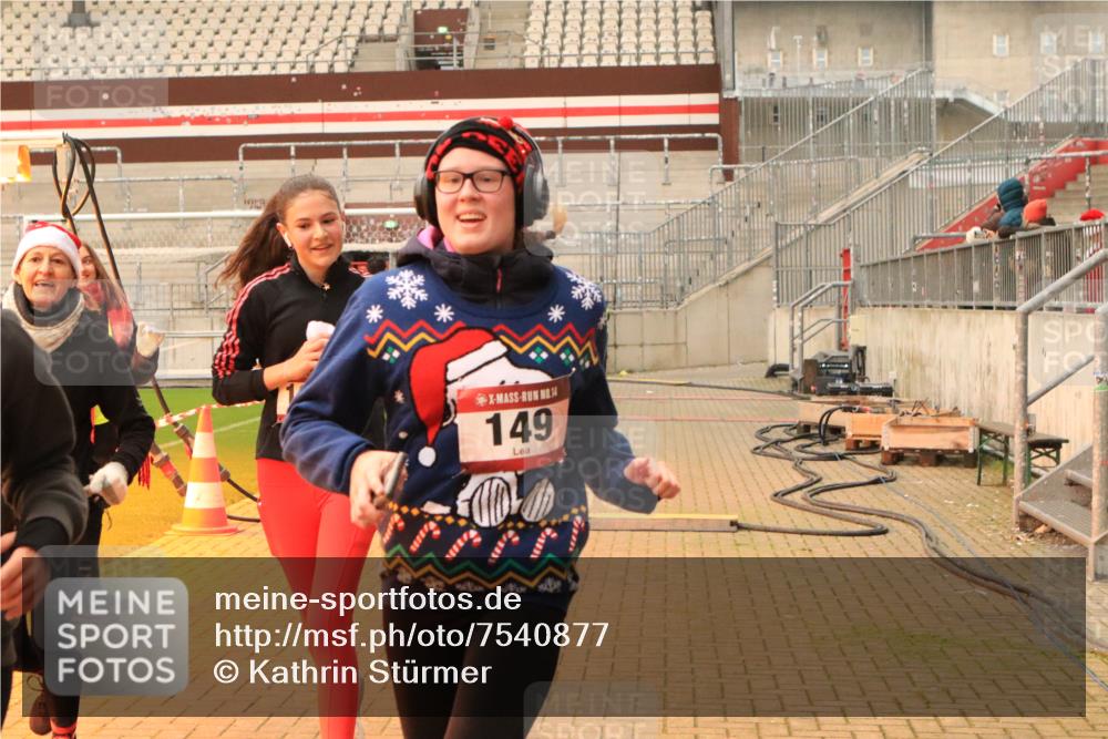 08.12.2024 - St. Pauli X-Mass-Run No. 14 Kathrin Stürmer Photography http://msf.ph/oto/7540877 08.12.2024 11:00:27 Ziel  meine-sportfotos.de