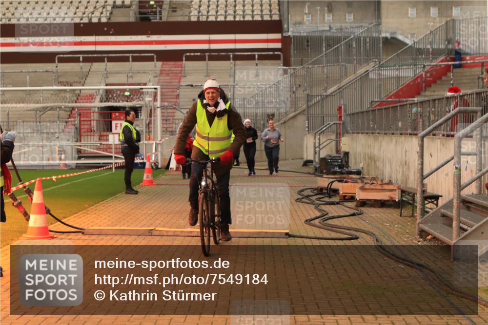 08.12.2024 - St. Pauli X-Mass-Run No. 14 Kathrin Stürmer Photography http://msf.ph/oto/7549184 08.12.2024 10:49:13 Ziel  meine-sportfotos.de