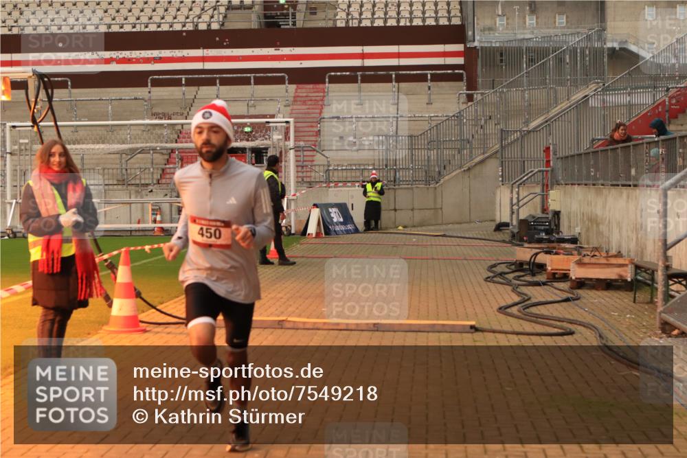 08.12.2024 - St. Pauli X-Mass-Run No. 14 Kathrin Stürmer Photography http://msf.ph/oto/7549218 08.12.2024 10:49:33 Ziel  meine-sportfotos.de