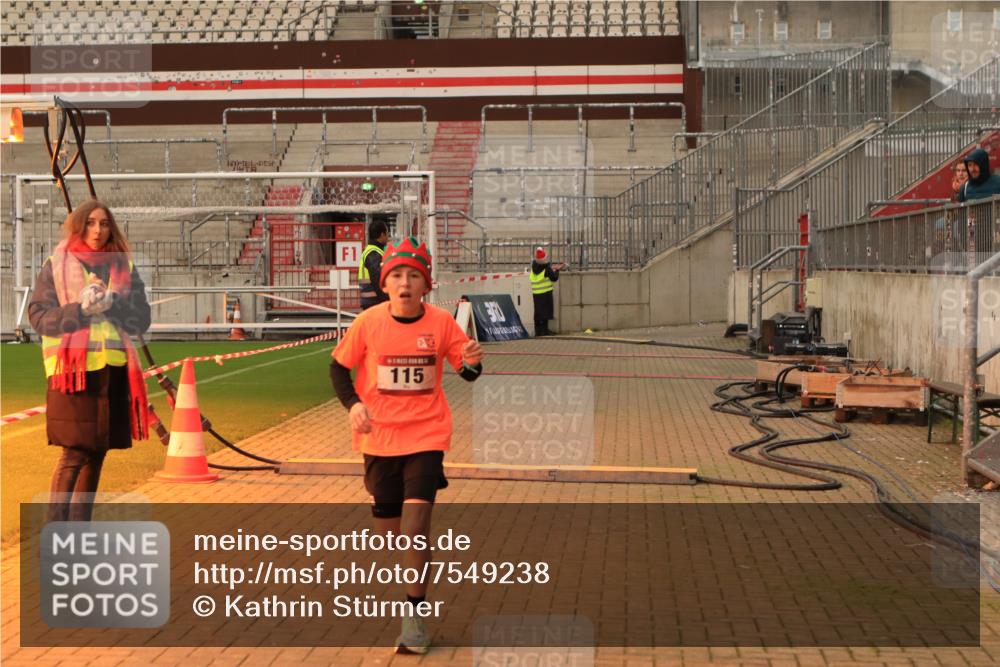 08.12.2024 - St. Pauli X-Mass-Run No. 14 Kathrin Stürmer Photography http://msf.ph/oto/7549238 08.12.2024 10:50:59 Ziel  meine-sportfotos.de
